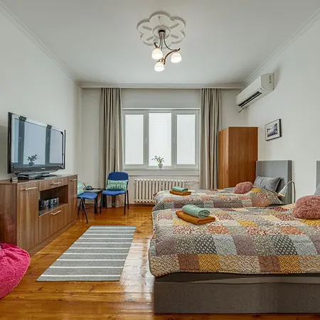 Serdika And Cozy 2 Bedroom شقة